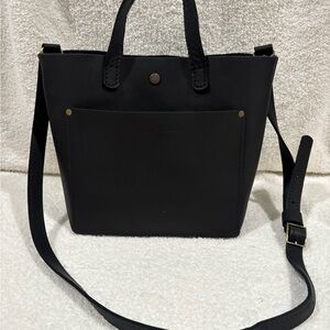 Timeless Black Crossbody Bag with Versatile Design